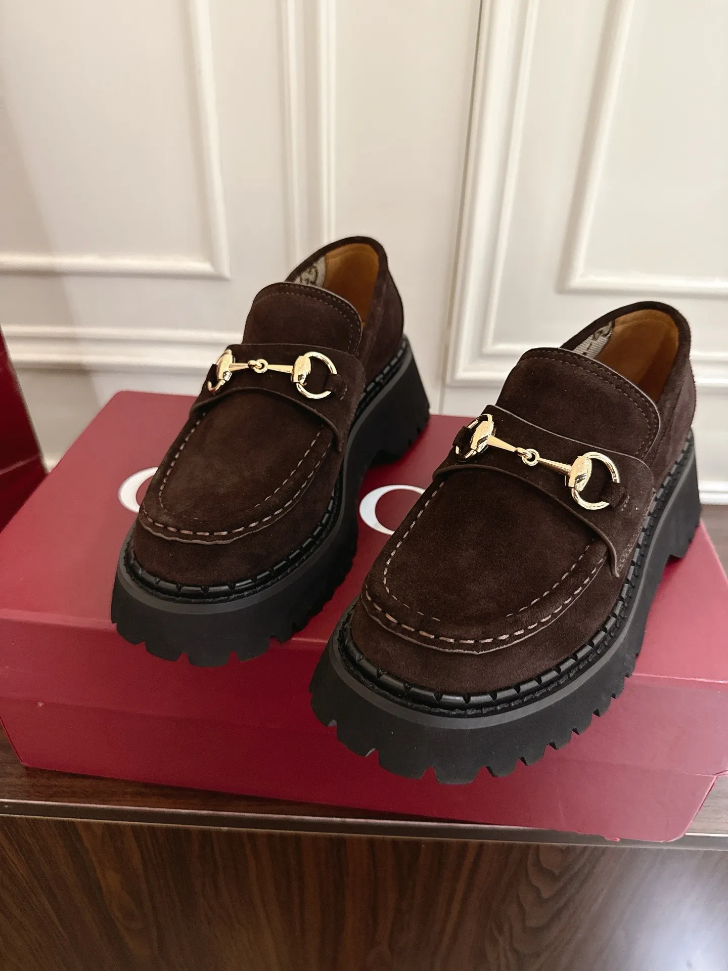 👟👟Ex-factory price 540👟👟 Gucci loafers with horsebit groove soles. As a tribute to the brand's equestrian origins, the horsebit has gone through years of baptism, integrating the rich historical heritage and modern fashion into one. Cowhide surface, sole thickness 5cm, size: 35-42# 39-46#